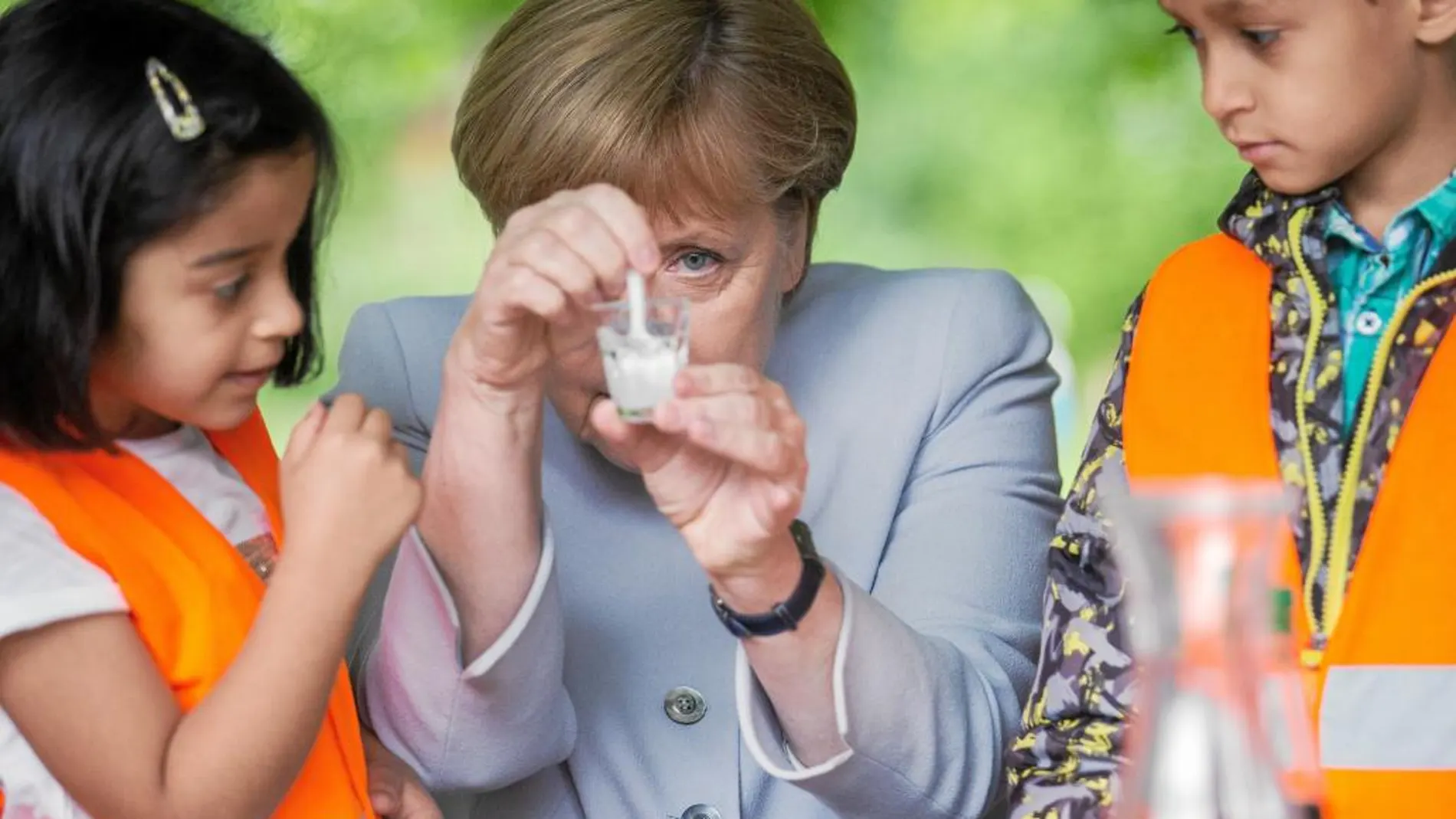 La canciller alemana, Angela Merkel, en una visita a una guardería berlinesa
