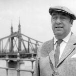 Pablo Neruda, en una fotografía tomada en mayo de 1956 en Budapest