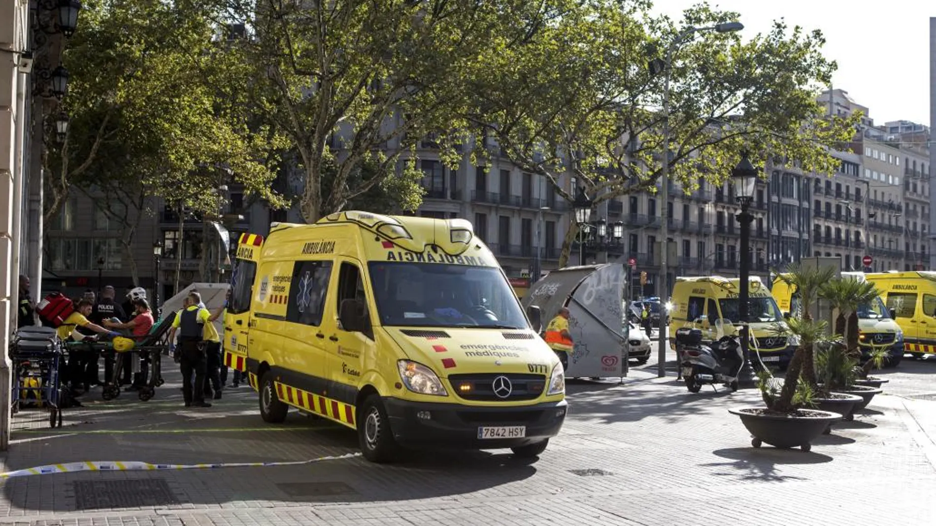 Efectivos de Emergencias en las Ramblas de Barcelona