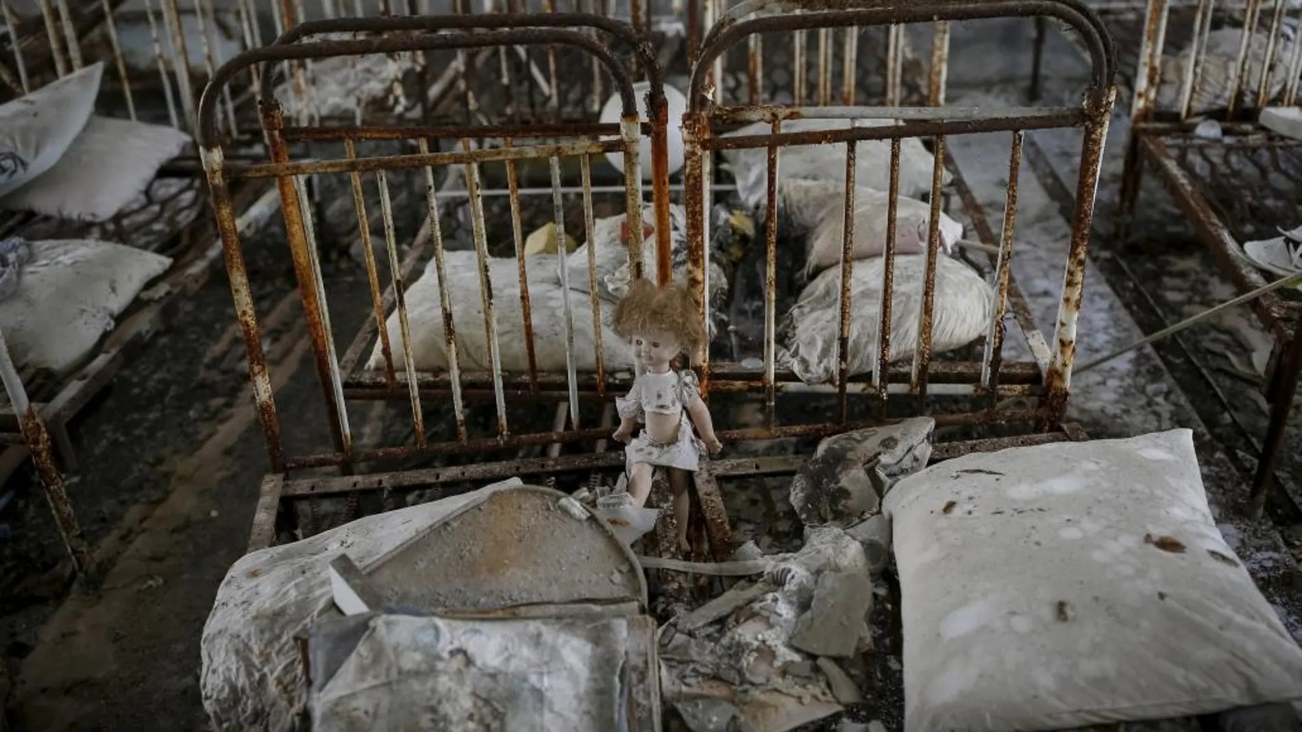 Un muñeca en las cunas de una guardería en Prípiat que no llegó a inaugurarse