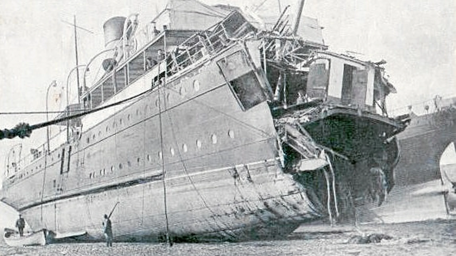 Fotografía del barco de pasajeros «Sussex» después de que un submarino alemán lo atacara por sorpresa cuando viajaba bajo bandera francesa.