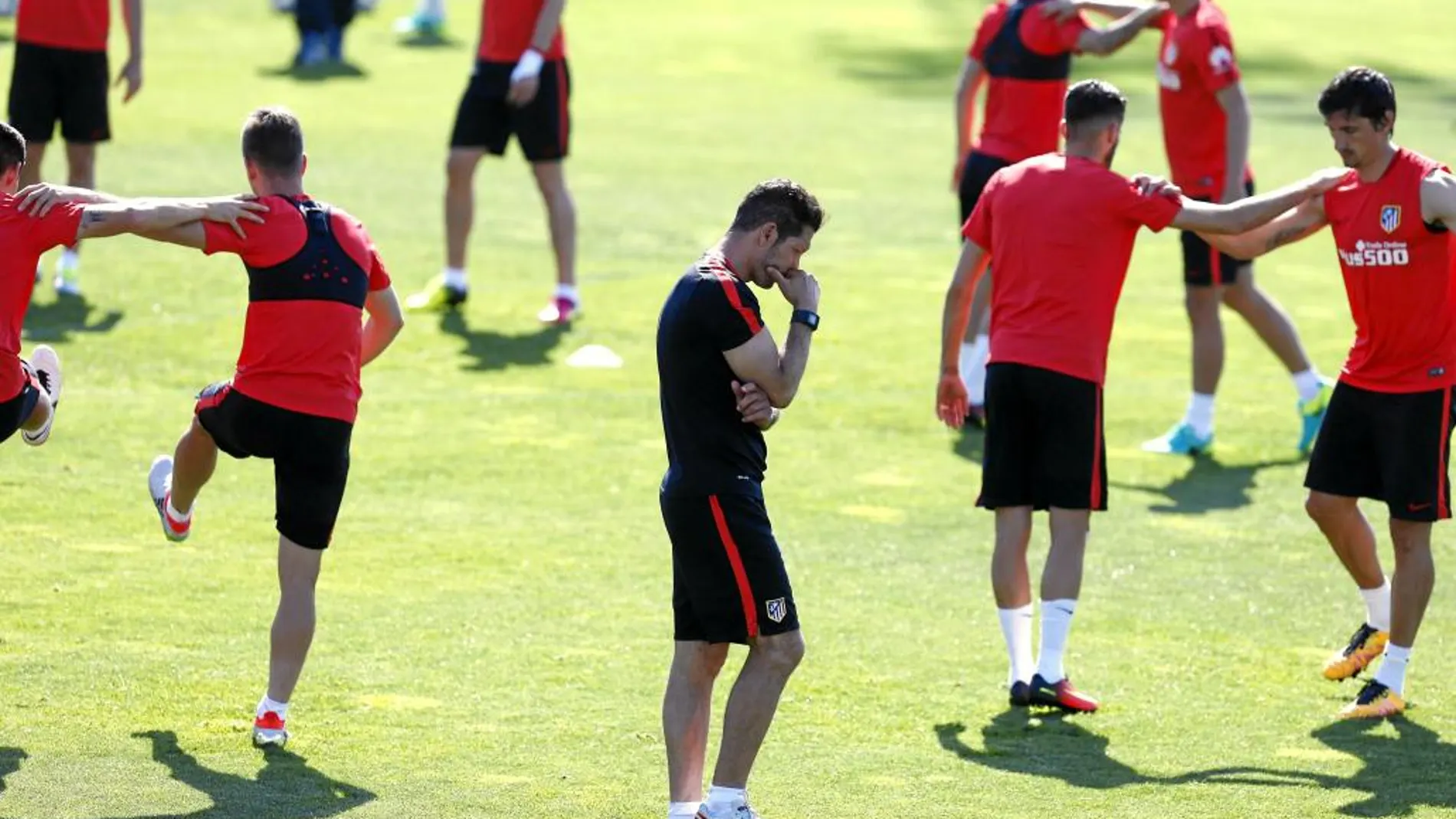 Simeone, pensativo y rodeado por sus jugadores, en el entrenamiento del pasado sábado