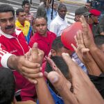 Nicolás Maduro saluda a un grupo de seguidores junto al palacio presidencial, en Caracas, ayer