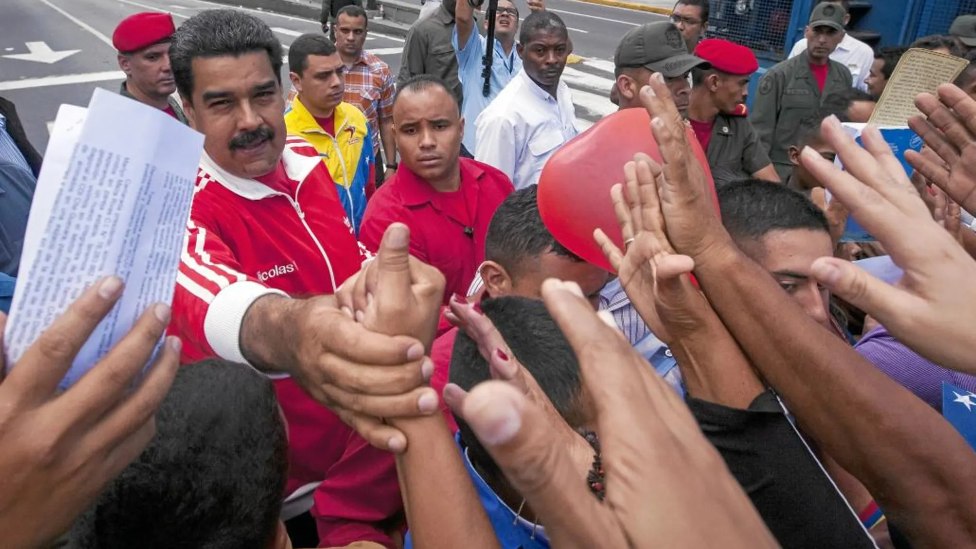 Nicolás Maduro saluda a un grupo de seguidores junto al palacio presidencial, en Caracas, ayer