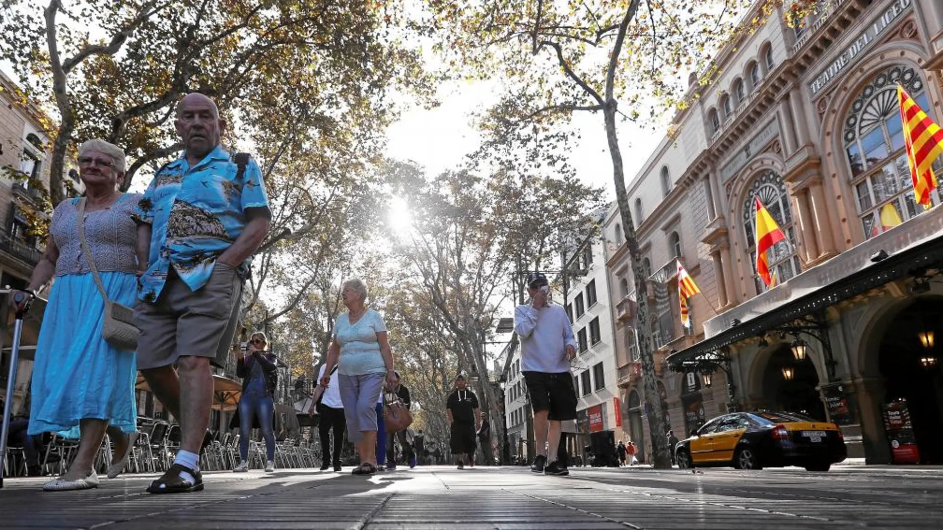 La normalidad parece haber vuelto a las calles de Barcelona una vez cesado el Gobierno de Cataluña