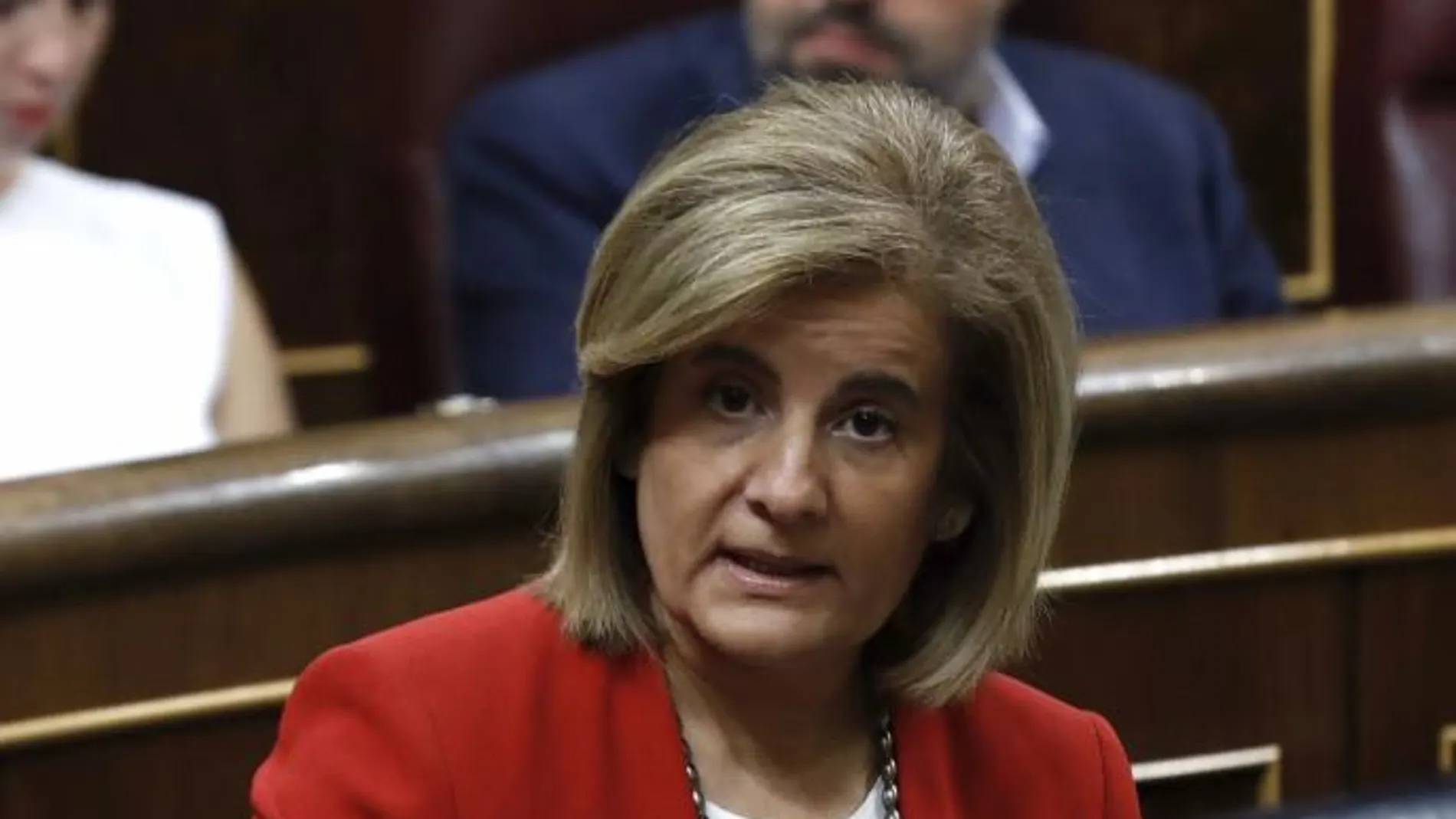 La ministra de Empleo y Seguridad Social, Fátima Báñez, durante su intervención en la sesión de control al Ejecutivo
