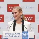 La presidenta de la Comunidad participó ayer en la entrega anual de premios de la Asociación de la Prensa de Madrid