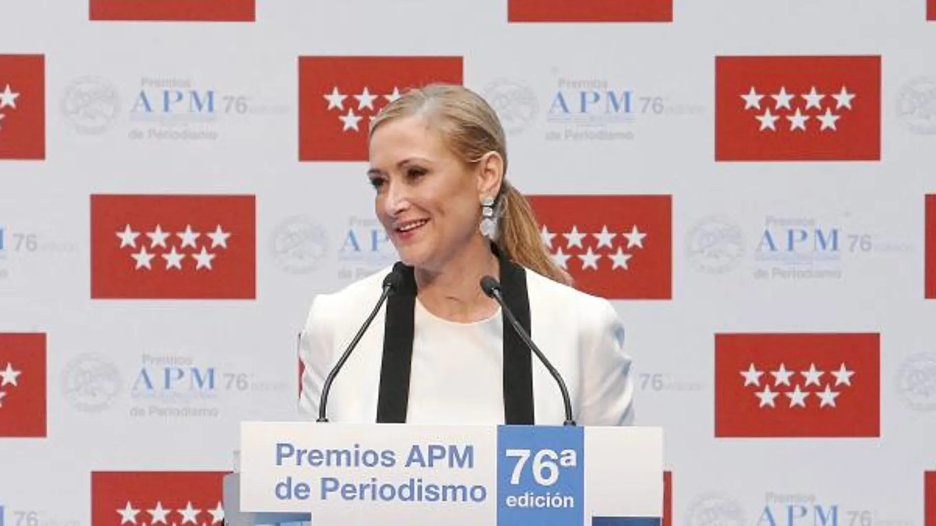 La presidenta de la Comunidad participó ayer en la entrega anual de premios de la Asociación de la Prensa de Madrid