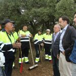 El alcalde de Palencia, Alfonso Polanco, conversa con los primeros trabajadores de este V Plan de Empleo
