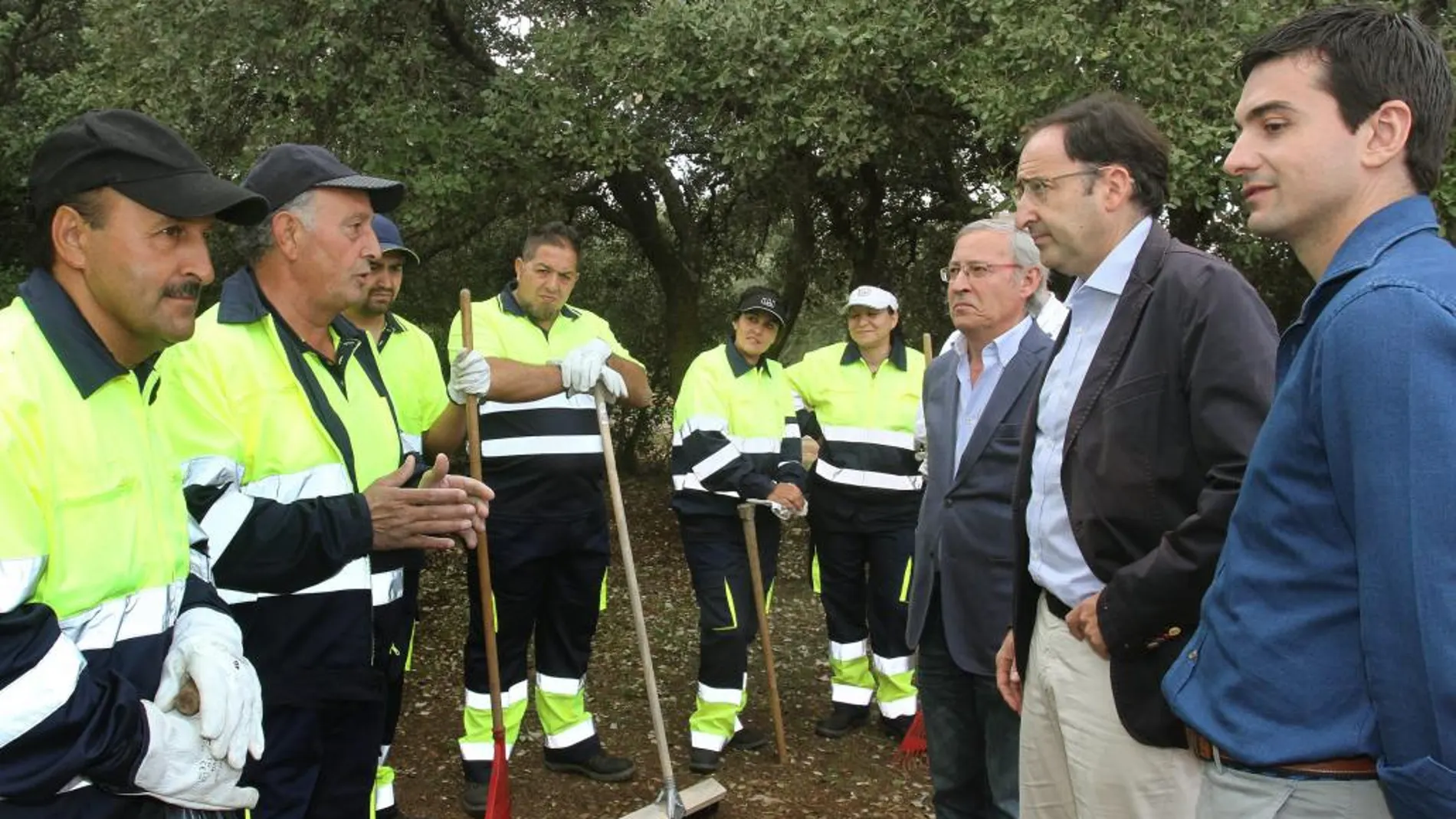 El alcalde de Palencia, Alfonso Polanco, conversa con los primeros trabajadores de este V Plan de Empleo