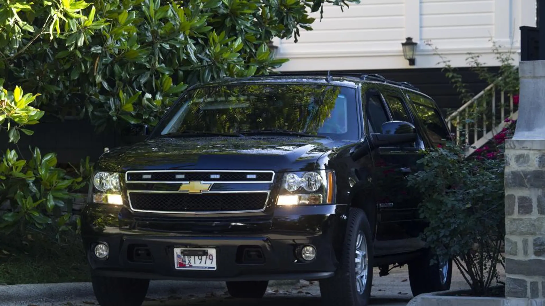 Un vehículo del servicio secreto, en la puerta de la residencia de Hillary Clinton en Washington hoy sábado.