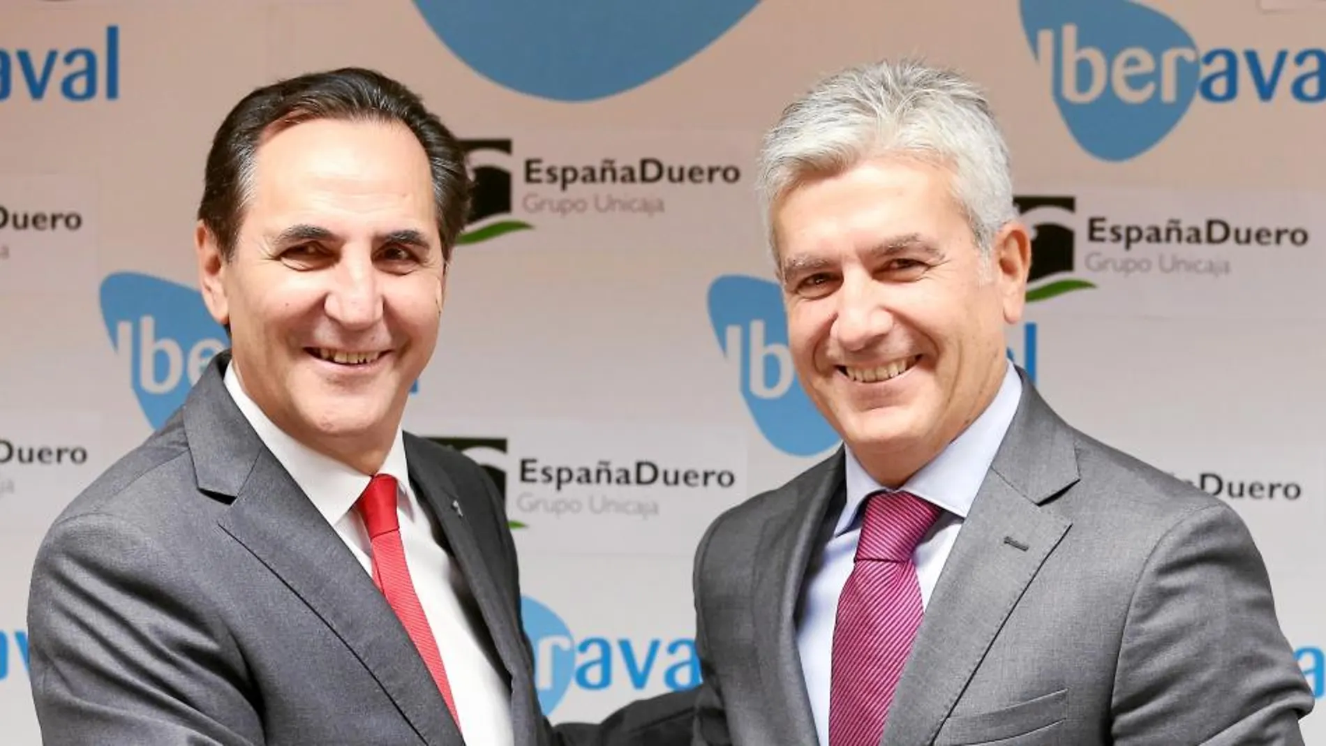 El presidente de Iberaval, José Rolando Álvarez, y el director general de Banca Comercial de EspañaDuero, Carlos Ranera, informan sobre sus líneas de financiación a las pymes, emprendedores y autónomos