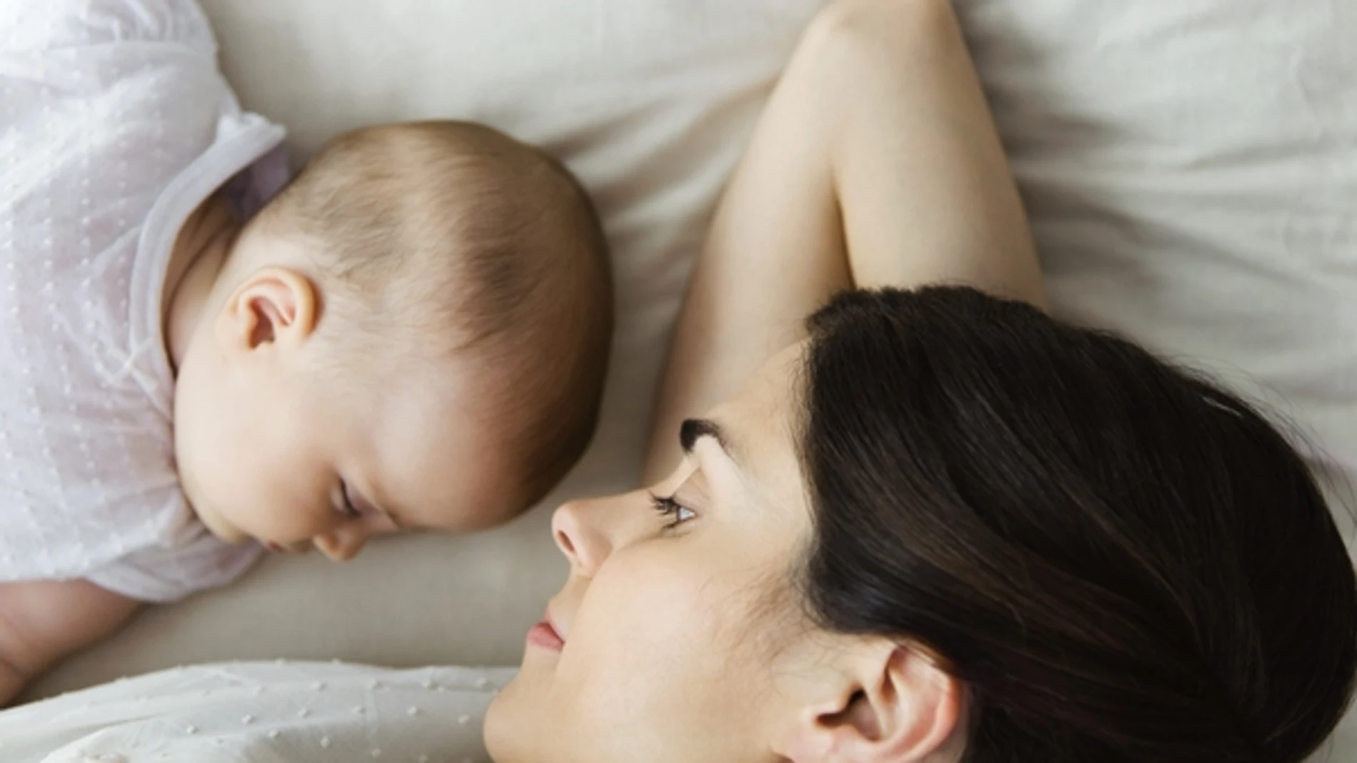 “Dejar llorar a un bebé para que aprenda a dormir tiene efectos muy negativos a largo plazo”