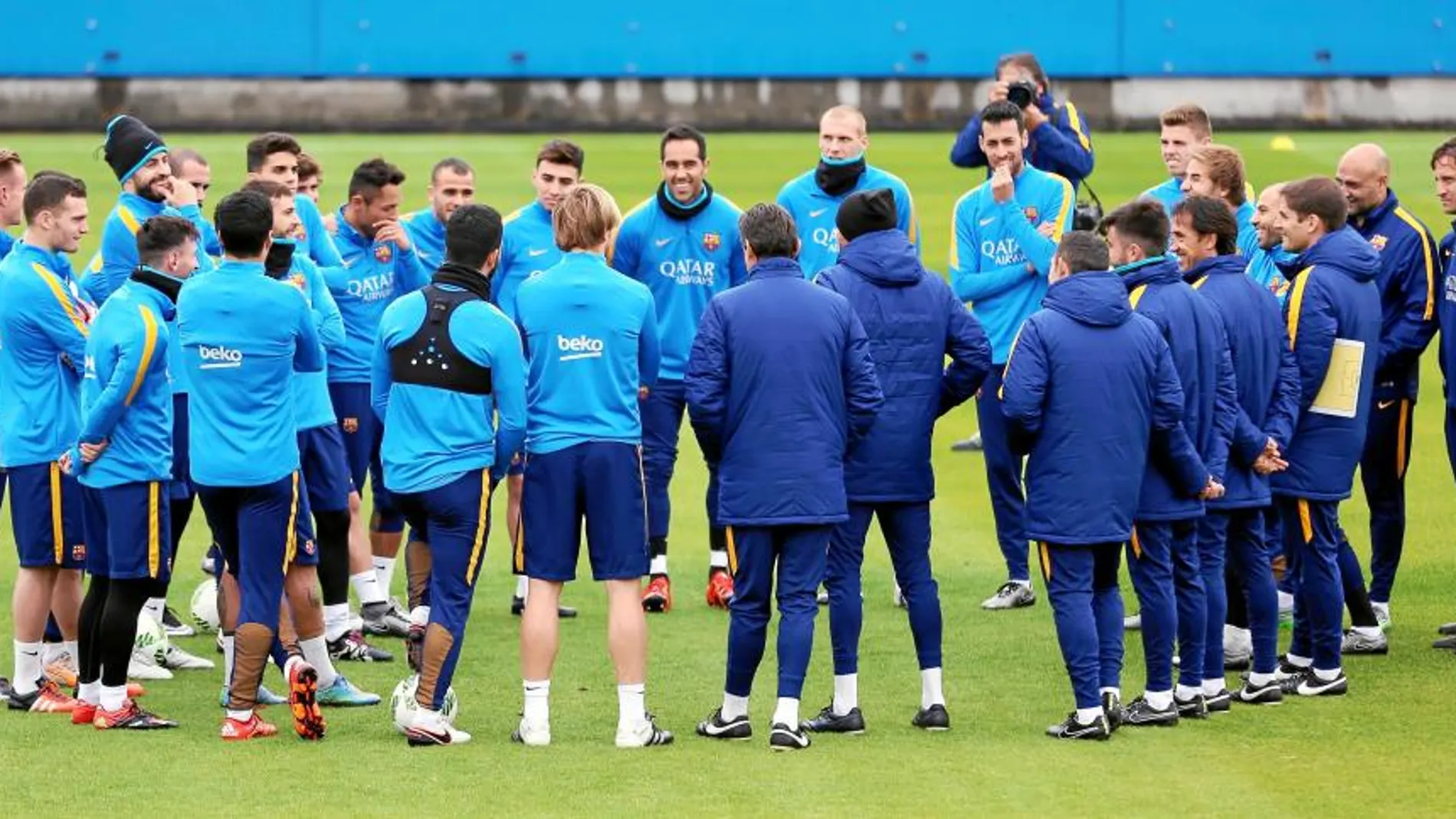 Los jugadores del Barcelona se entrenaron ayer en Japón. Luis Enrique da las órdenes antes de comenzar la sesión preparatoria