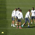 Varios jugadores del Real Madrid durante el entrenamiento realizado hoy en la Ciudad Deportiva de Valdebebas.