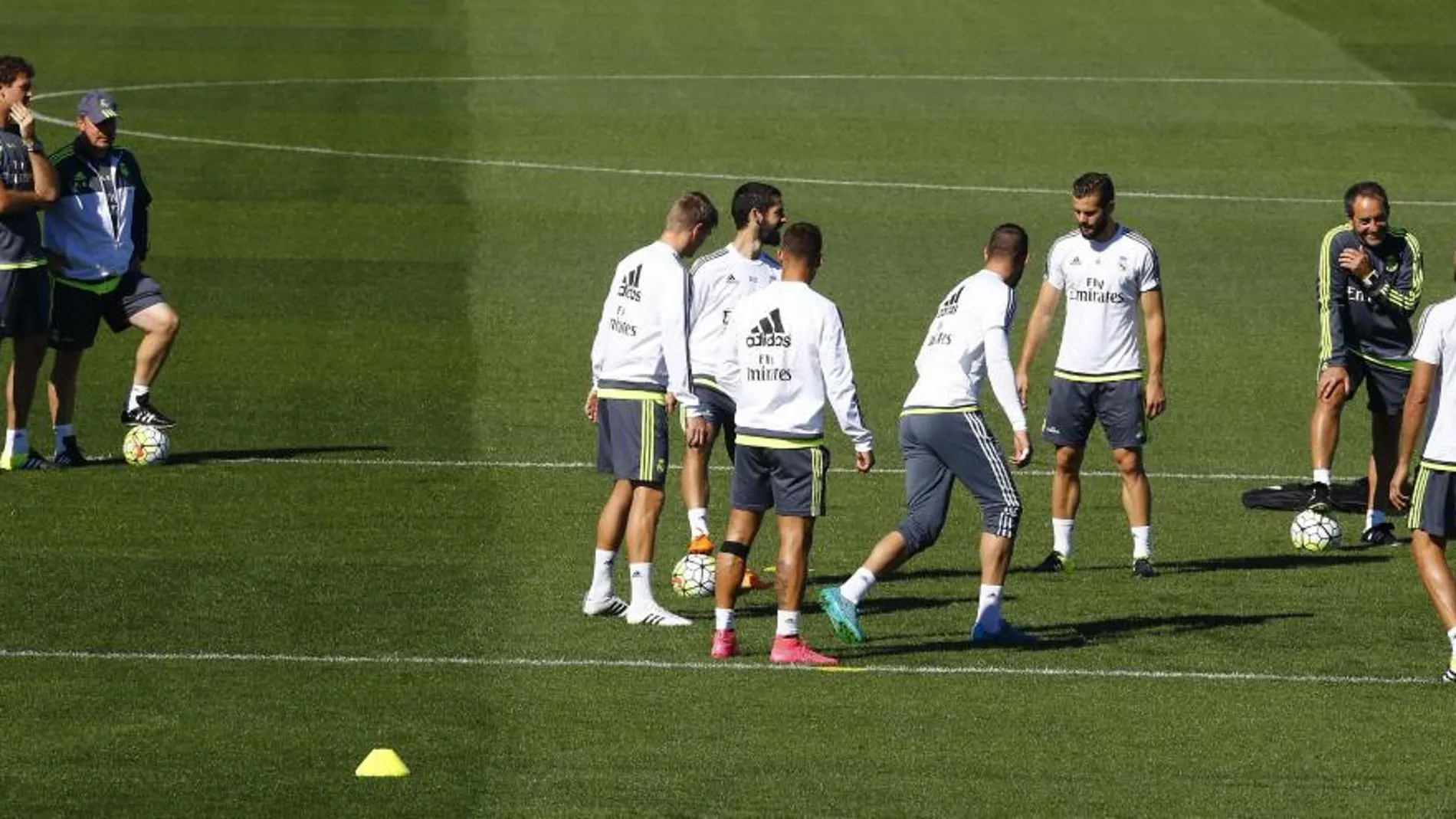 Varios jugadores del Real Madrid durante el entrenamiento realizado hoy en la Ciudad Deportiva de Valdebebas.