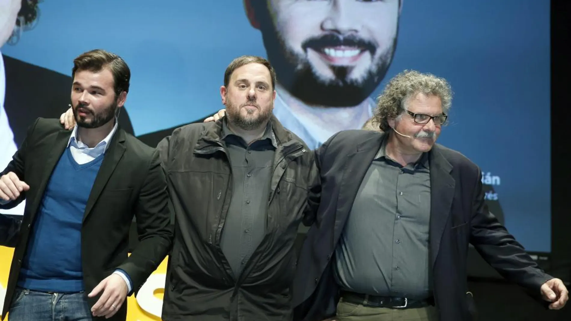 El cabeza de lista de Esquerra Republicana de Catalunya (ERC), Gabriel Rufián (i), acompañado de Joan Tardá y de Oriol Junqueras (c), durante el acto de inicio de campaña electoral
