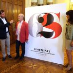 Óscar Puente conversa con Javier Angulo en presencia de Ana Redondo