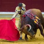 El torero Diego Urdiales con el cuarto de la tarde, al que le cortó una oreja, en la cuarta corrida de la Feria de San Mateo de Logroño