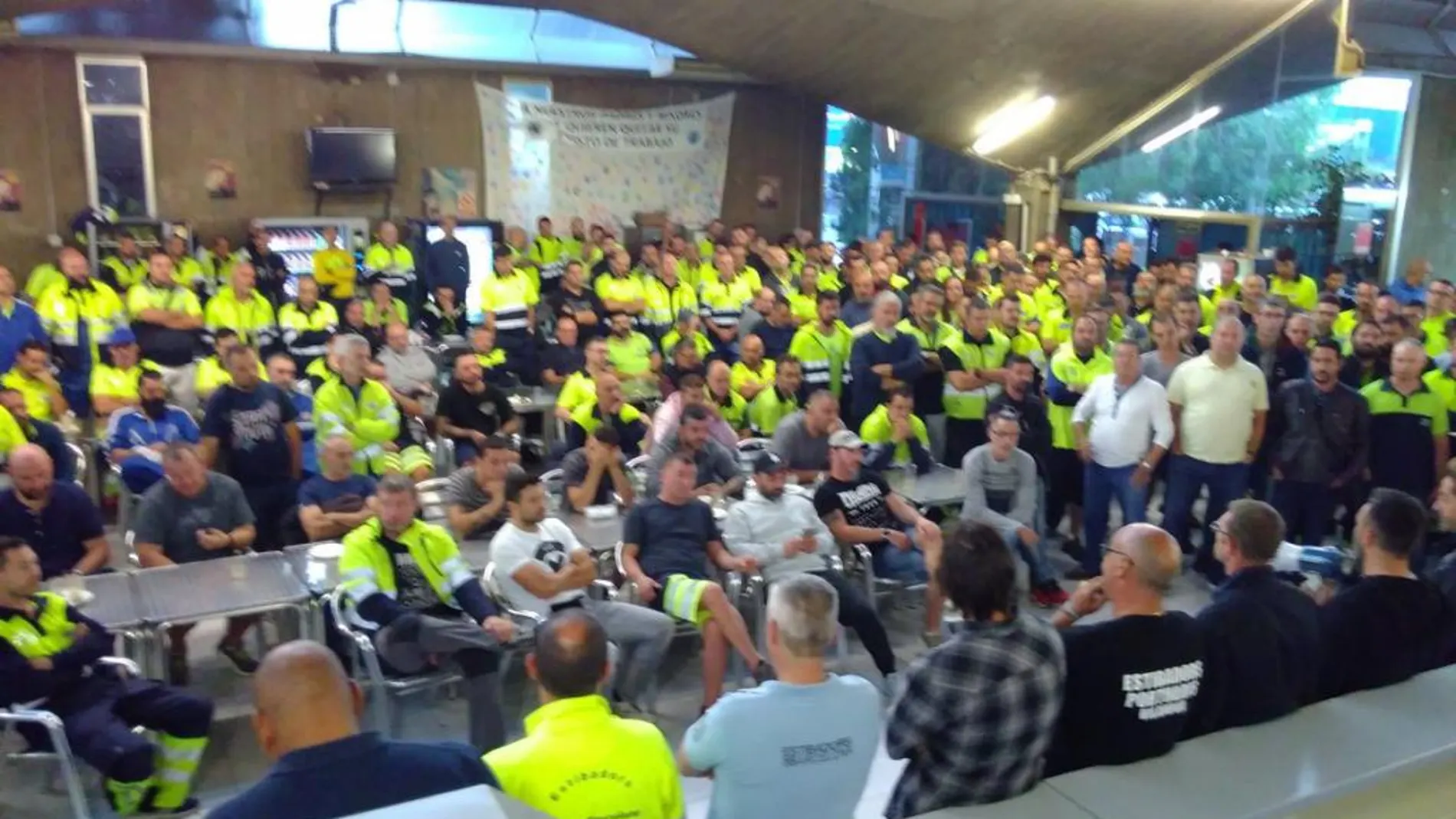 Asamblea de los estibadores de Barcelona que han decidido no dar servicio al ferri de la Policía