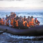 Una nueva balsa hinchable con decenas de refugiados llegó ayer a la isla de Lesbos, en Grecia