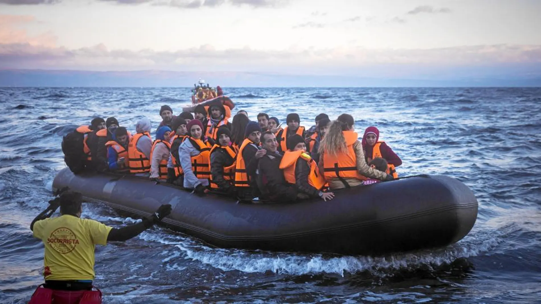 Una nueva balsa hinchable con decenas de refugiados llegó ayer a la isla de Lesbos, en Grecia