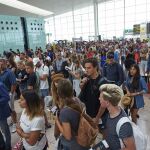Decenas de pasajeros pierden su vuelo en el aeropuerto del Prat por colas en los controles de seguridad