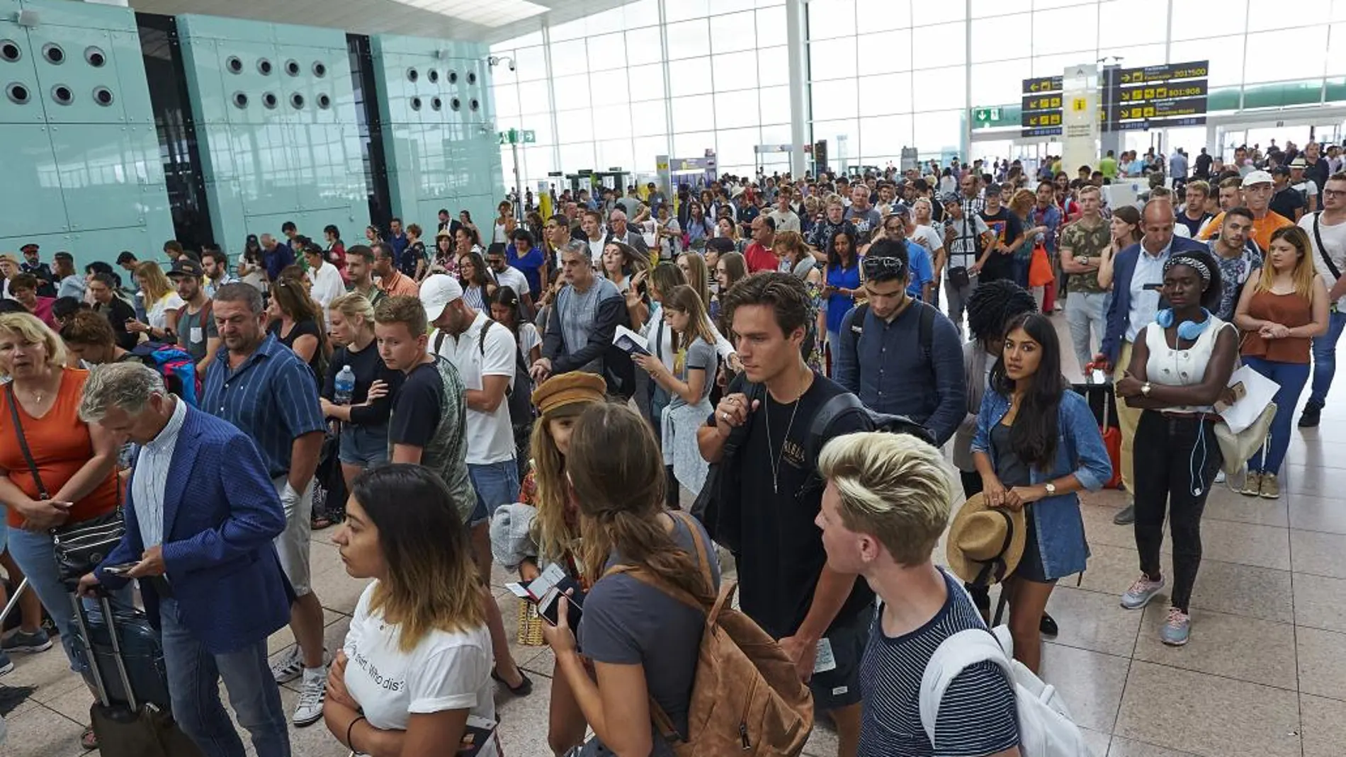 Decenas de pasajeros pierden su vuelo en el aeropuerto del Prat por colas en los controles de seguridad