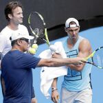 Toni Nadal, Carlos Moyá y Rafa Nadal, en pleno entrenamiento en Melbourne
