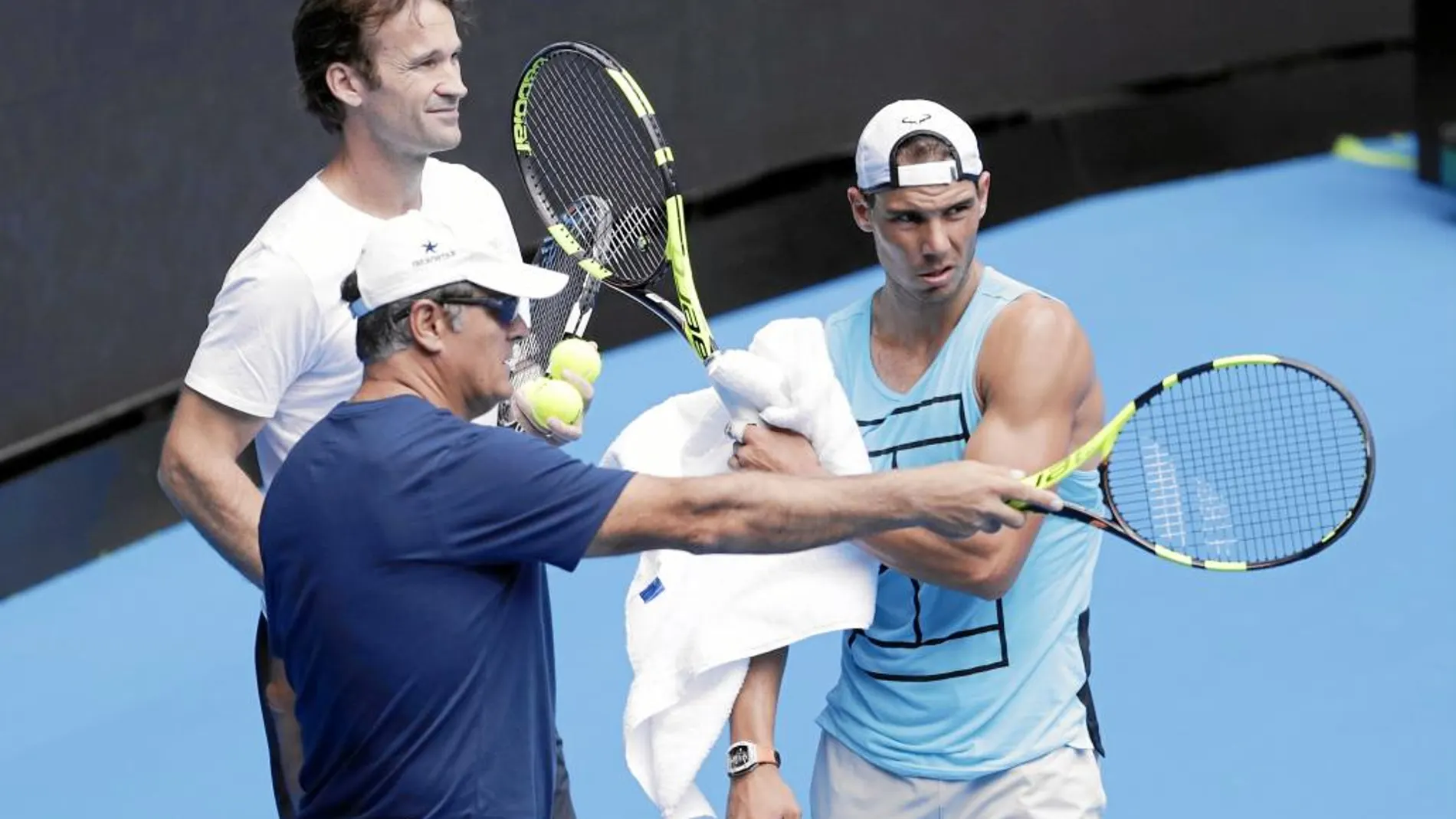 Toni Nadal, Carlos Moyá y Rafa Nadal, en pleno entrenamiento en Melbourne