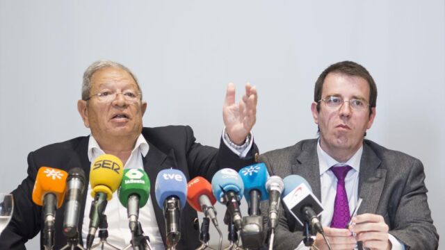 El coordinador general de Manos Limpias en Andalucía, Arnaldo Fernández Calderón (i), junto al nuevo abogado en las causas que Manos Limpias tiene en los juzgados sevillanos, Rafael Prieto (d)