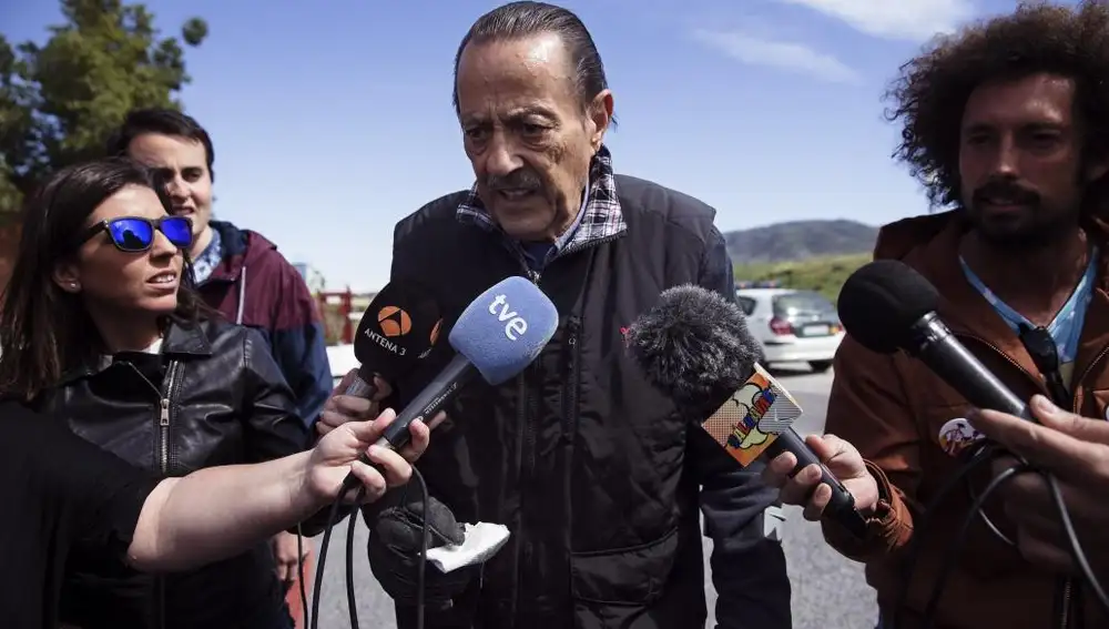 El exalcalde de Marbella Julián Muñoz rodeado de periodistas a la salida de la cárcel de Alhaurín de la Torre