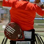  Rubén Castilla explica las características de su nueva silla deportiva