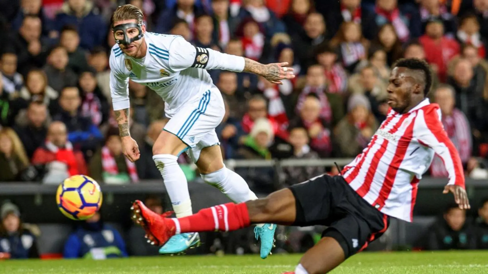El delantero del Athletic Iñaki Williams lucha el balón con Sergio Ramos, defensa del Real Madrid