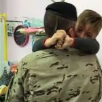Imagen del reencuentro de un militar con su hijo tras volver de una misión en el extranjero