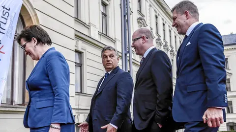 Ewa Kopacz, de Polonia, junto al húngaro Viktor Orbán, seguido de Sobotka (República Checa) y Robert Fico (Eslovaquia)