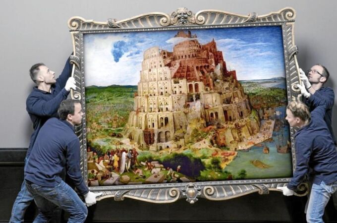 Unos trabajadores colocan «La torre de Babel» (1563) de Pieter Brueghel el Viejo.