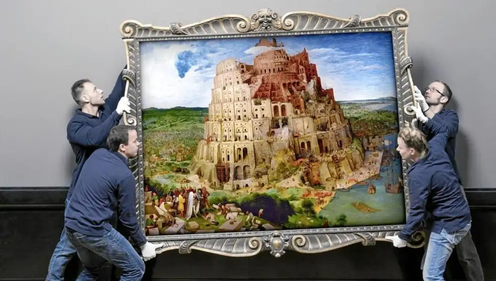 Unos trabajadores colocan «La torre de Babel» (1563) de Pieter Brueghel el Viejo.