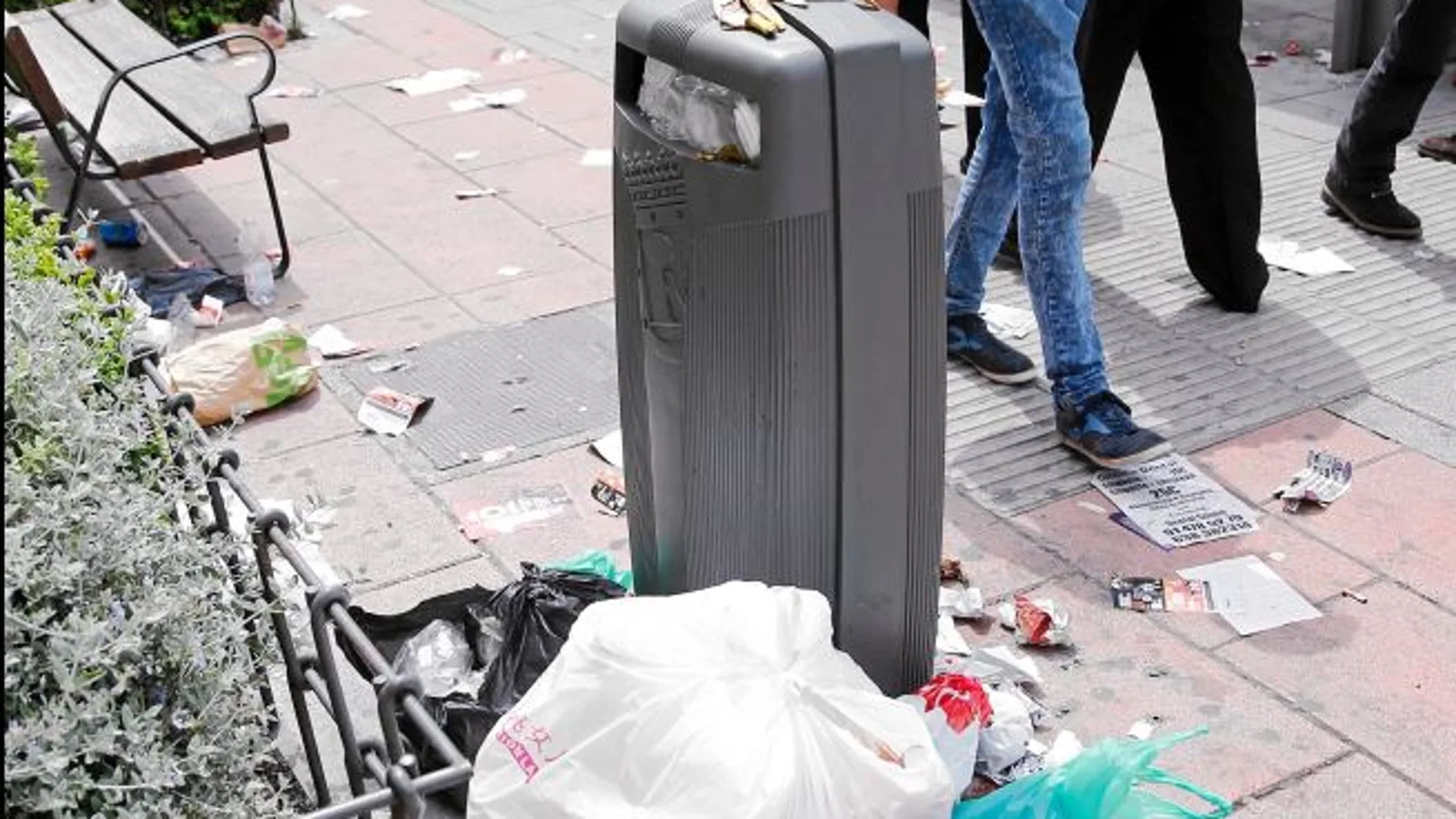 Toneladas de basura tras la celebración de «San Cemento» en la UCM