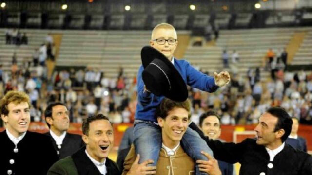 Adrián Hinojosa, durante la corrida a benefició de la Fundación de Oncohematología Infantil en Valencia