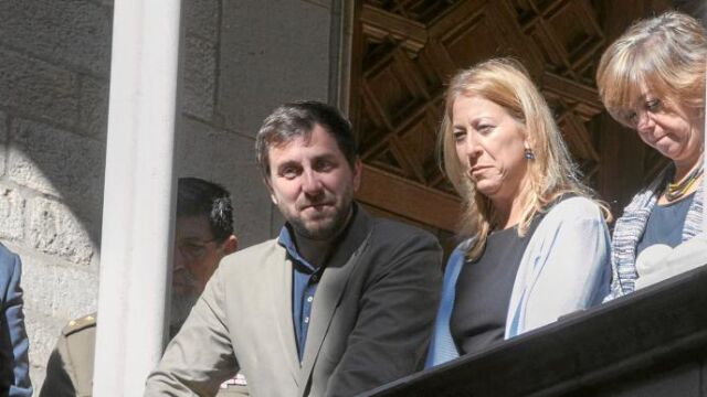 Los consellers siguen desde la balconada de la galería gótica la tradicional bendición de rosas