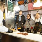 El alcalde Óscar Puente y la concejala María Sánchez visitan el Mercado del Val