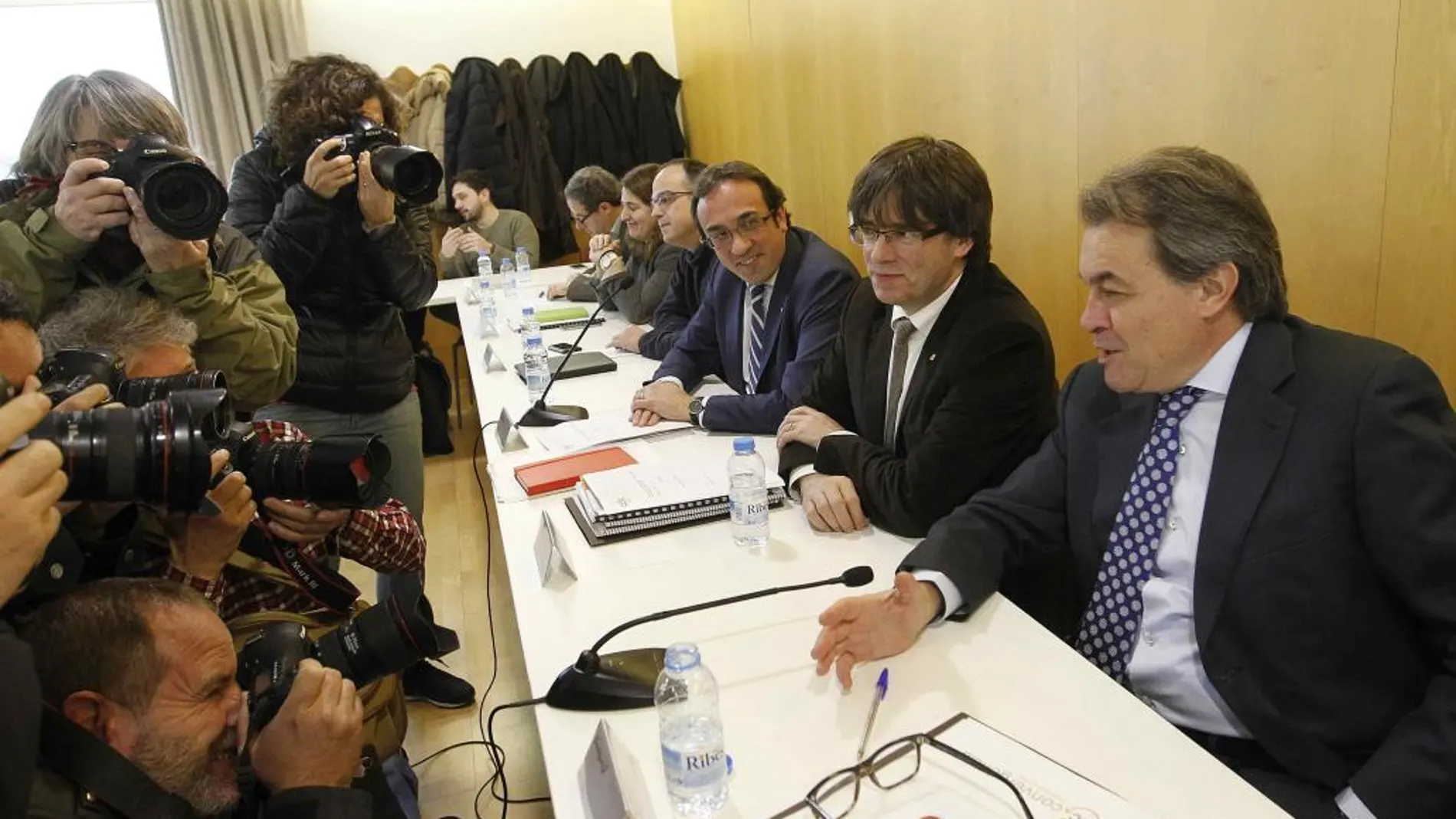 El presidente de la Generalitat, Carles Puigdemont junto al expresidente de la Generalitat y presidente de CDC, Artur Mas y el coordinador general, Josep Rull durante la reunión de la ejecutiva de Convergència Democràtica de Catalunya (CDC) celebrada hoy