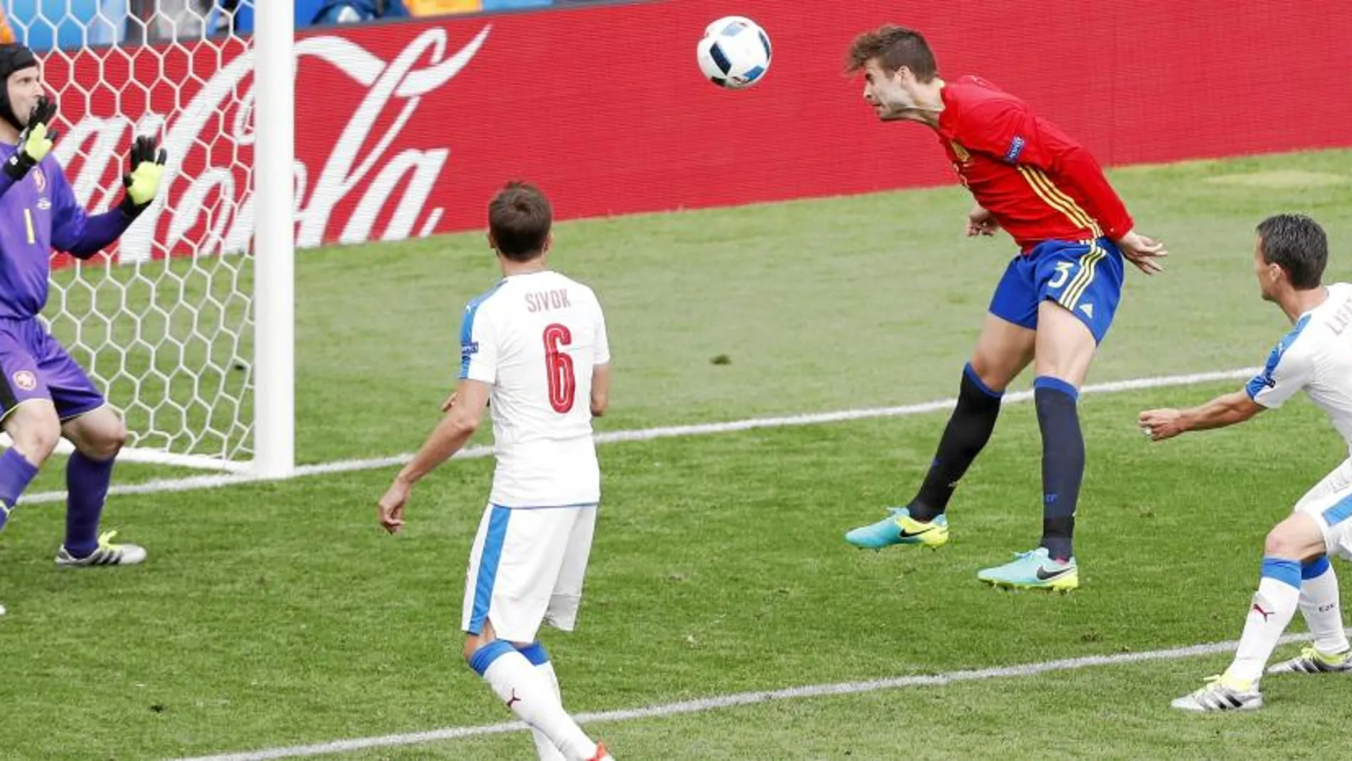 Piqué marca de cabeza en el partido ante la selección checa