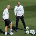 Zinedine Zidane conversa con el segundo entrenador, David Bettoni