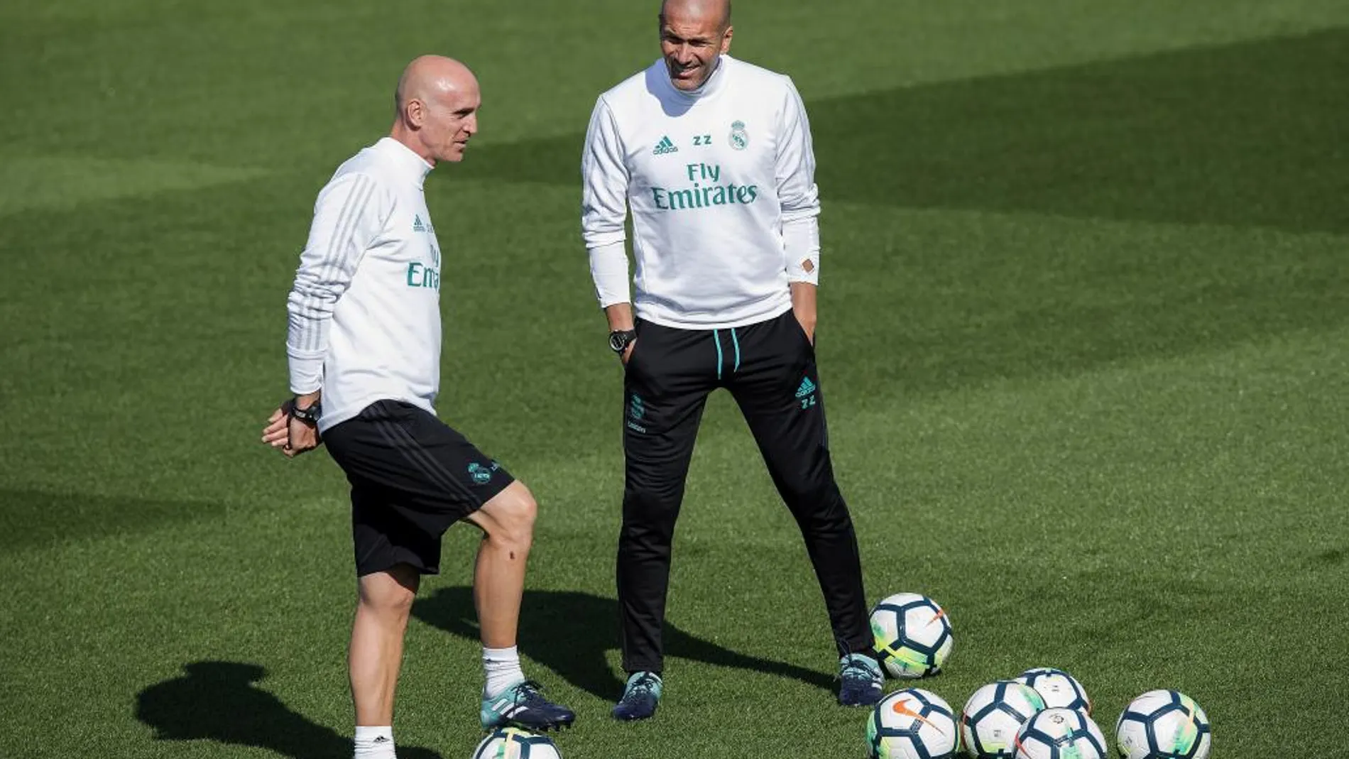 Zinedine Zidane conversa con el segundo entrenador, David Bettoni