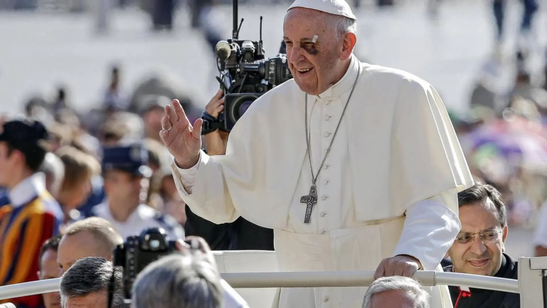 El Papa Francisco a su llegada a su audiencia general de los miércoles en la Plaza de San Pedro del Vaticano