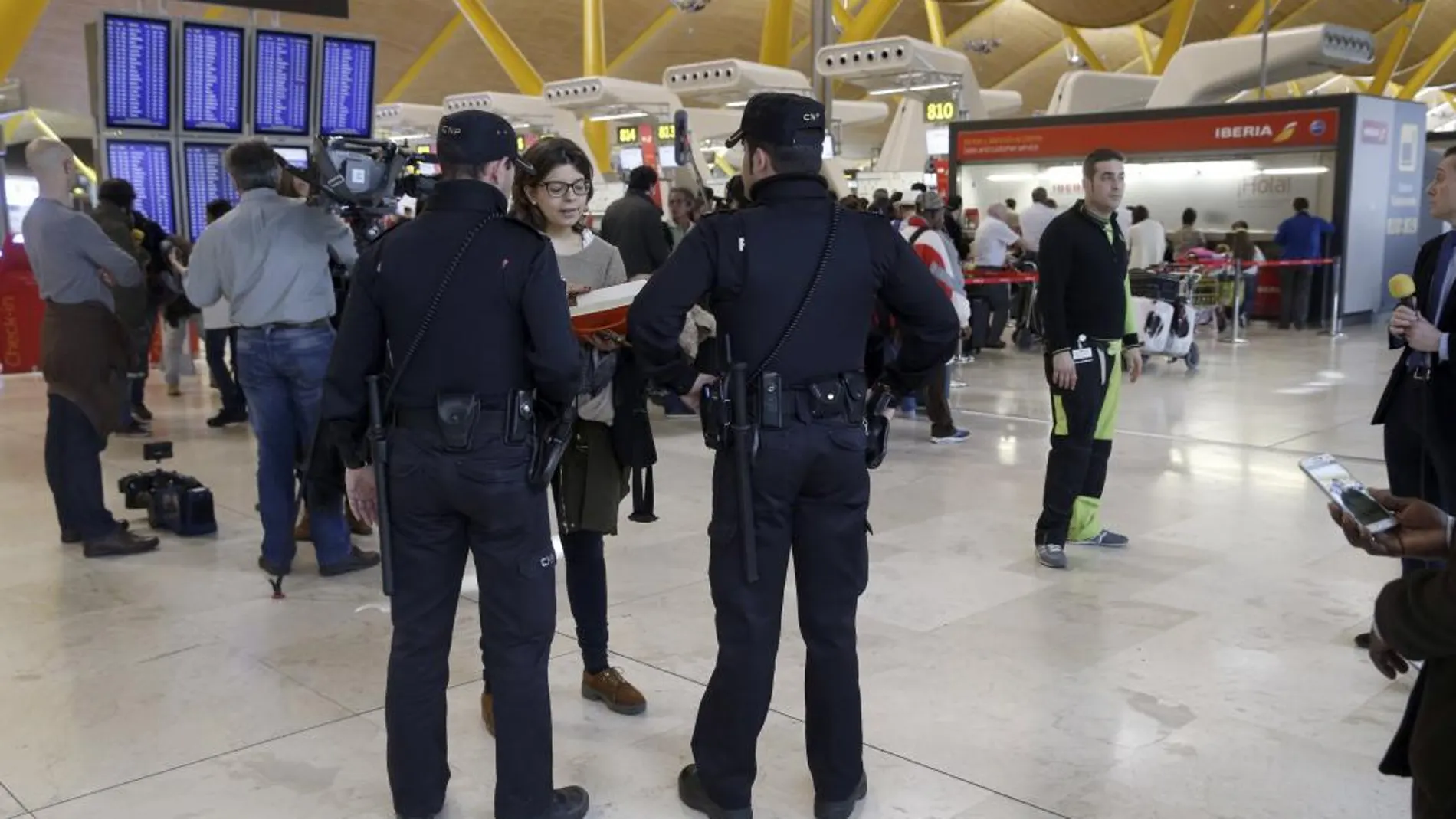 Agentes de la Policía Nacional en la T4. España ha aumentado la vigilancia.