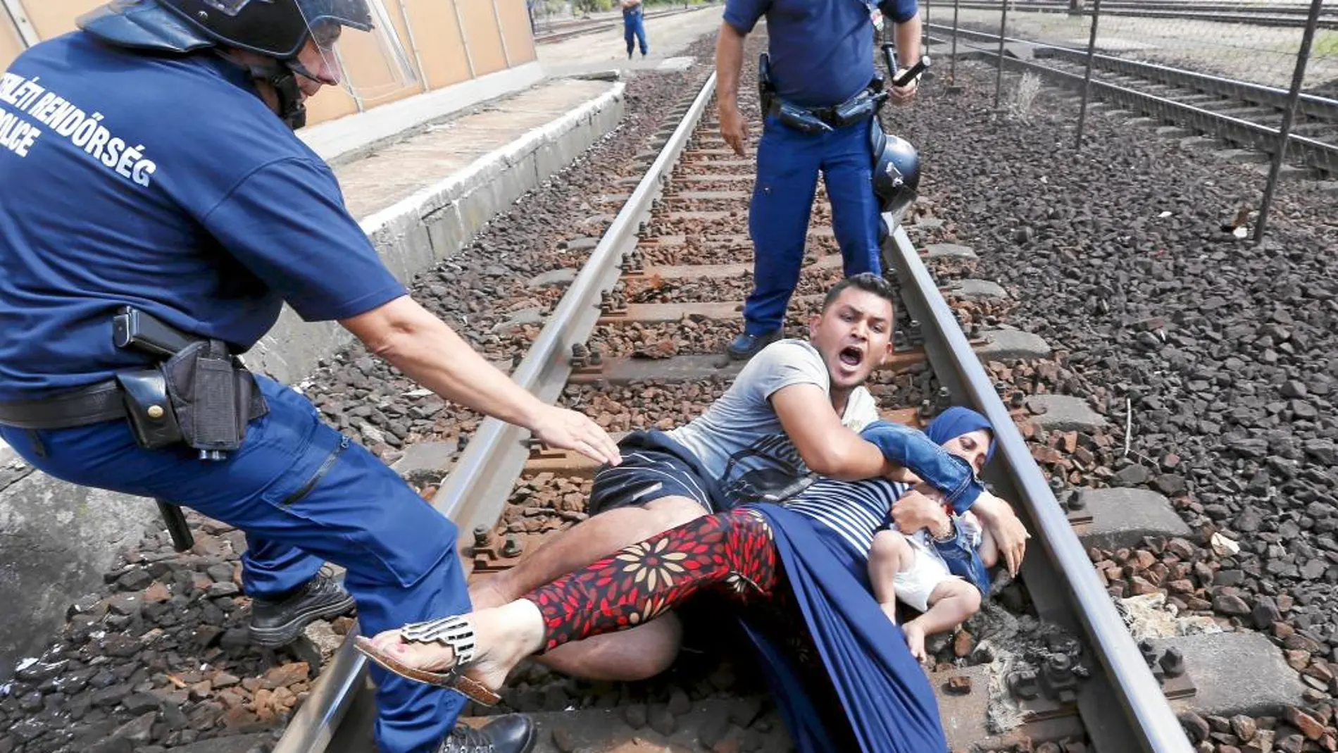 La Policía húngara expulsa a una familia de refugiados en Bicske