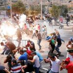 Al Fatah y Hamas convocaron a cientos de palestinos para participar en la jornada de protestas. Los choques entre manifestantes y policías se sucedieron durante horas